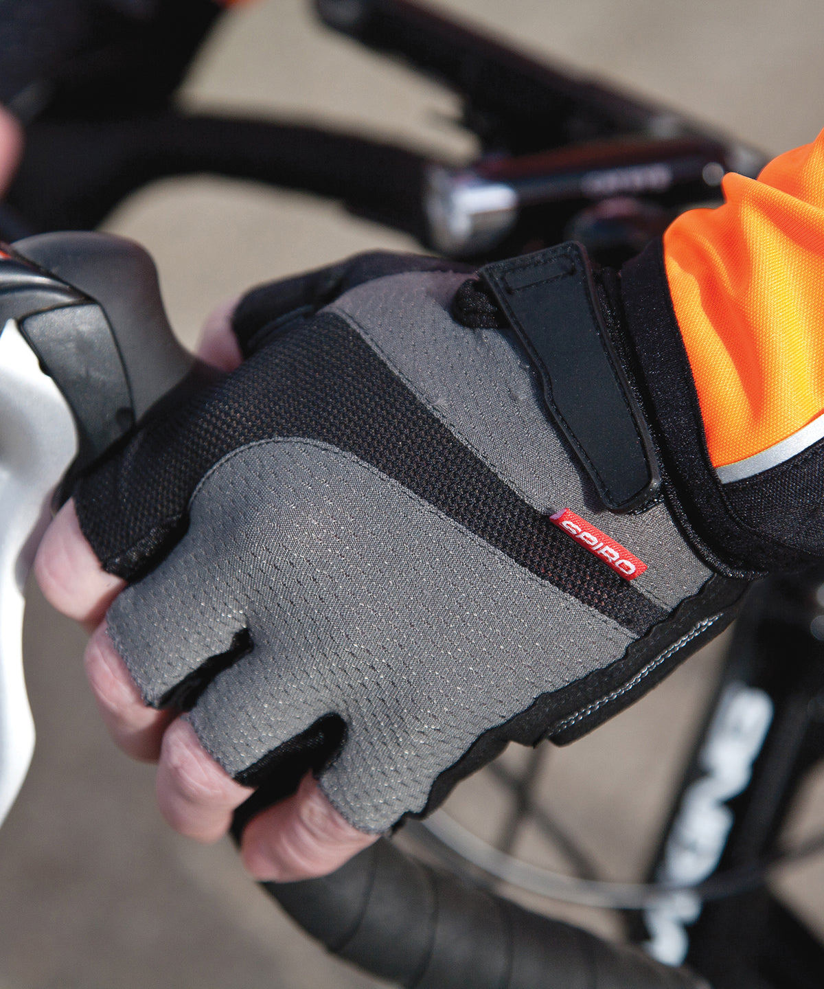 Grey/Black - Spiro short glove